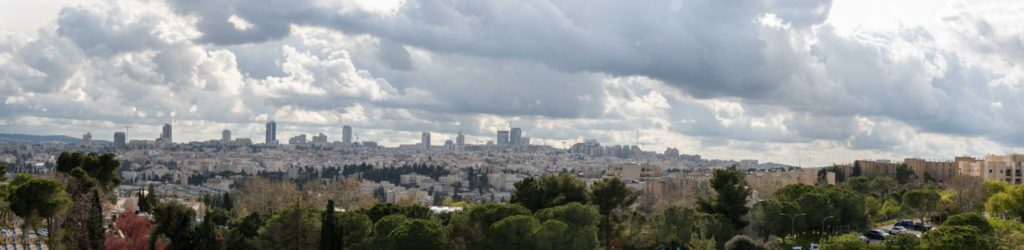 Vista desde el jardín de la azotea del Centro de Rehabilitación Gandel, con vistas a la ciudad de Jerusalén